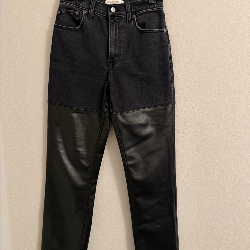 Abercrombie & Fitch Denim/ Faux Leather Size 25 90’s Straight Utra High Rise